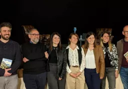 Lo scrittore e giornalista Franco Faggiani, secondo da sinistra, con gli ammnistratori comunali, venerdì scorso al Civico per la presentazione del suo ultimo romanzo L'inventario delle nuvole